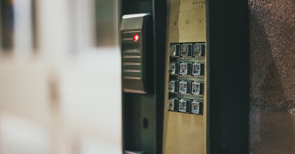 When to Call an Emergency Commercial Locksmith — and What to Expect — Little Rock Locksmiths